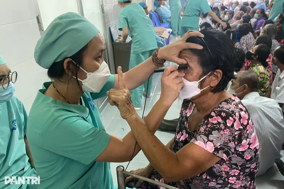 Cảnh báo thói quen dùng thuốc nhỏ sai lầm khi bị đỏ mắt, viêm kết mạc Cảnh báo thói quen dùng thuốc nhỏ sai lầm khi bị đỏ mắt, viêm kết mạc