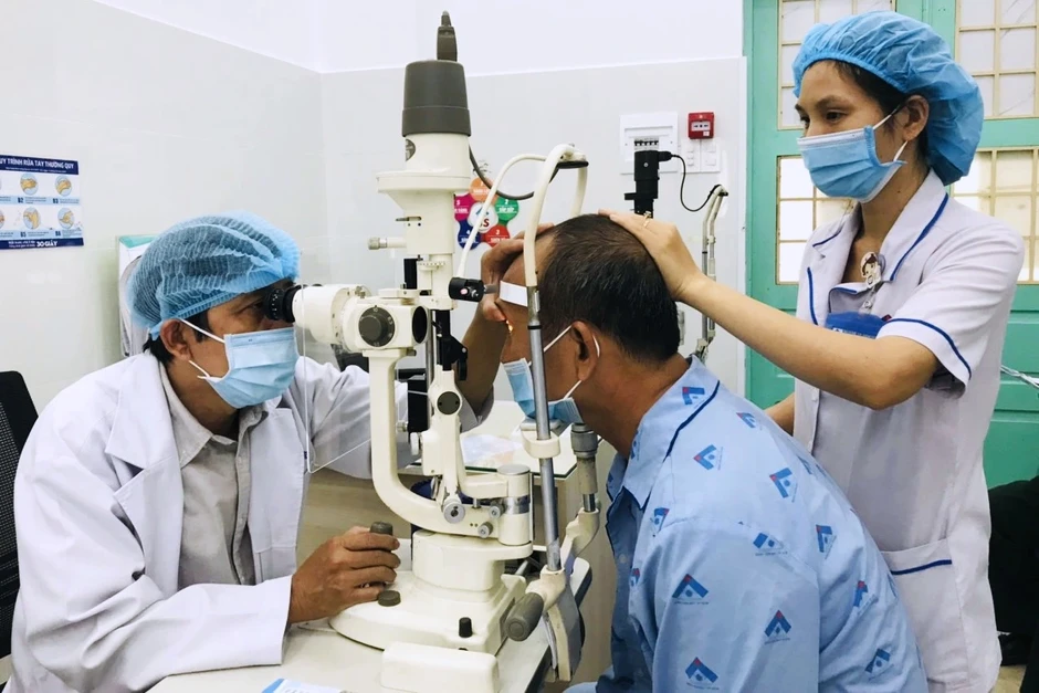 Cảnh báo thói quen dùng thuốc nhỏ sai lầm khi bị đỏ mắt, viêm kết mạc Cảnh báo thói quen dùng thuốc nhỏ sai lầm khi bị đỏ mắt, viêm kết mạc