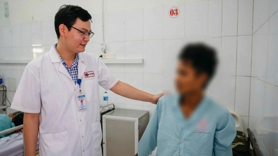 Cành cây đâm xuyên bụng, người đàn ông vỡ gan Cành cây đâm xuyên bụng, người đàn ông vỡ gan