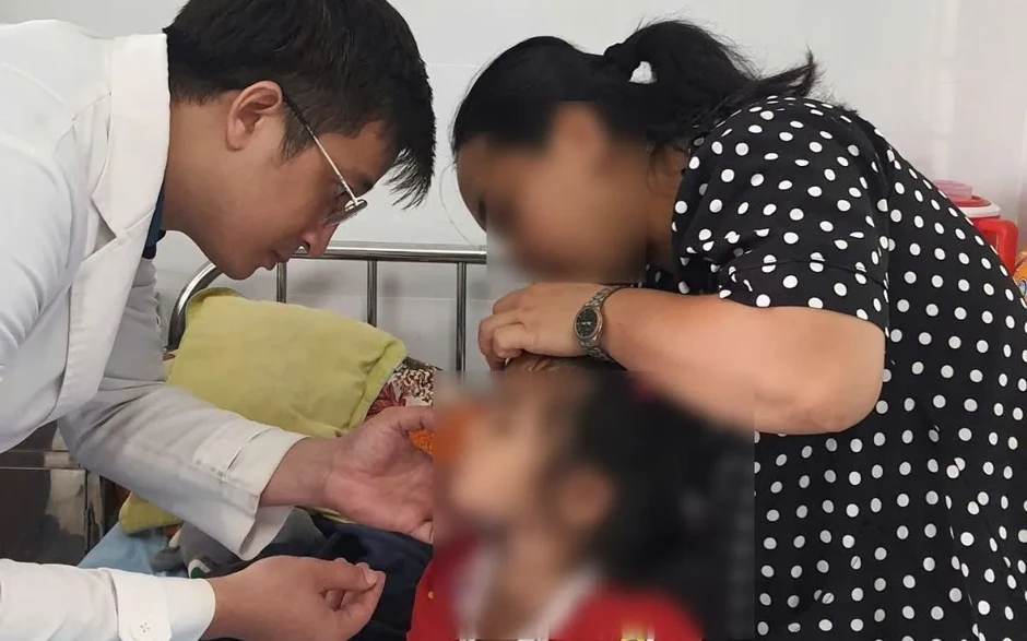 Cảnh giác với viêm da tiếp xúc do kiến ba khoang Cảnh giác với viêm da tiếp xúc do kiến ba khoang