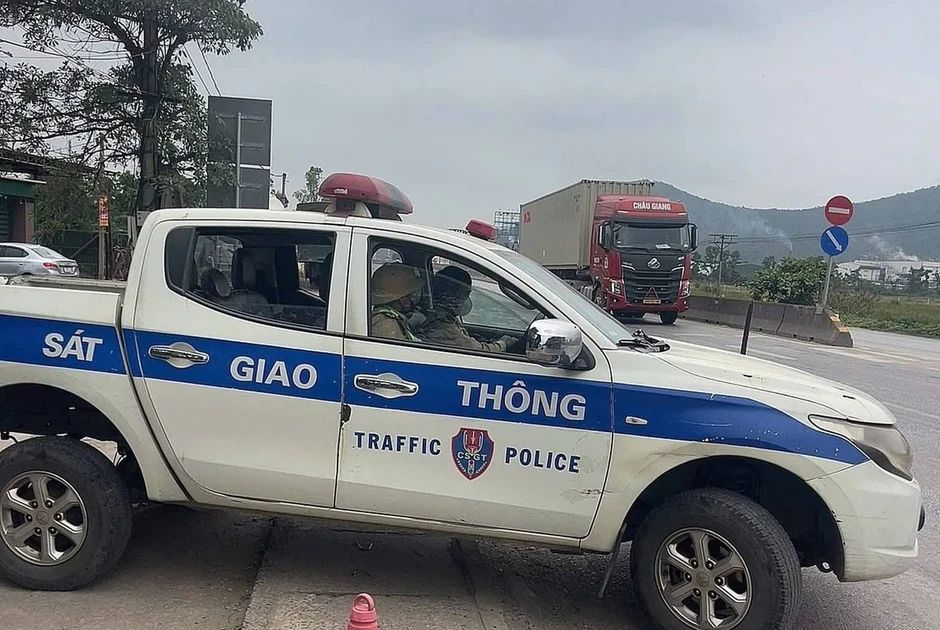 Cảnh sát dùng xe chuyên dụng mở đường cứu bé trai co giật, tím tái Cảnh sát dùng xe chuyên dụng mở đường cứu bé trai co giật, tím tái