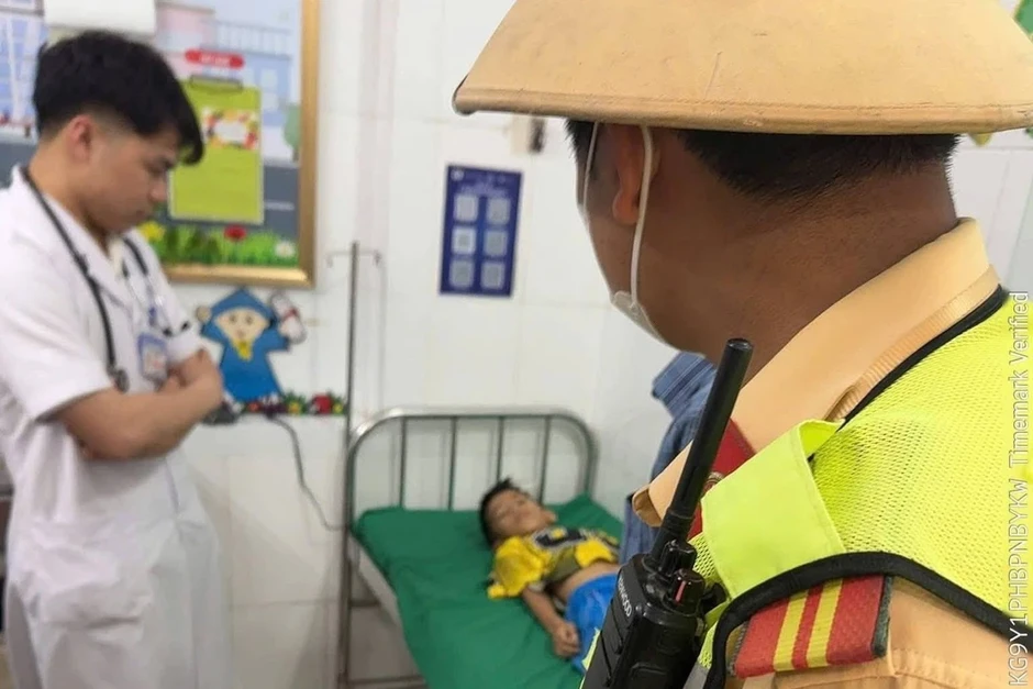 Cảnh sát dùng xe chuyên dụng mở đường cứu bé trai co giật, tím tái Cảnh sát dùng xe chuyên dụng mở đường cứu bé trai co giật, tím tái