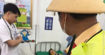 Cảnh sát dùng xe chuyên dụng mở đường cứu bé trai co giật, tím tái