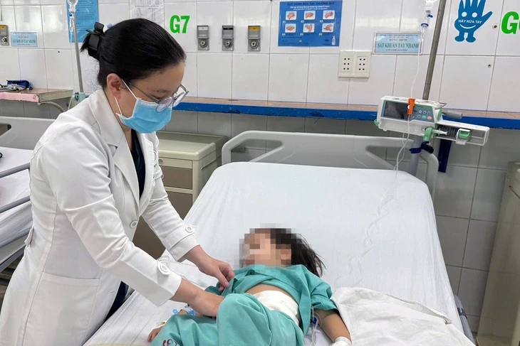 Cấp cứu bé trai nuốt phải nhiều viên nam châm Cấp cứu bé trai nuốt phải nhiều viên nam châm