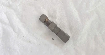 Cấp cứu bé trai nuốt phải nhiều viên nam châm