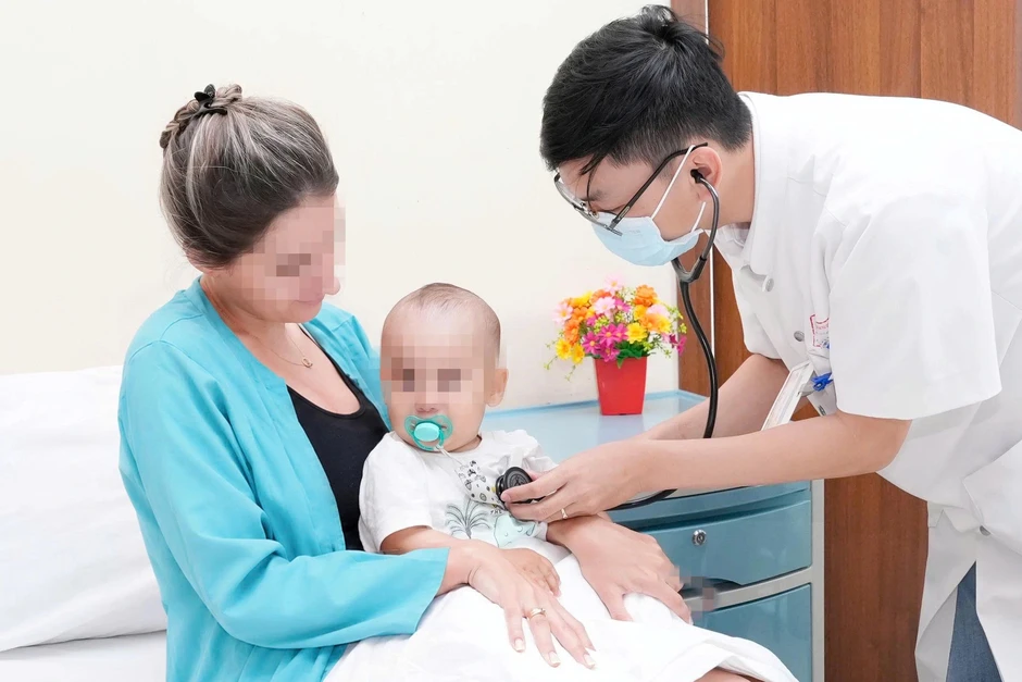 Cấp cứu bệnh nhi 9 tháng tuổi người nước ngoài nuốt kim băng đang mở Cấp cứu bệnh nhi 9 tháng tuổi người nước ngoài nuốt kim băng đang mở