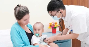 Cấp cứu bệnh nhi 9 tháng tuổi người nước ngoài nuốt kim băng đang mở