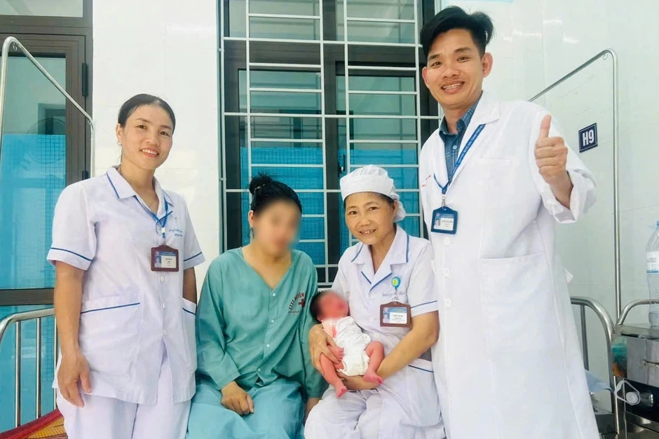 Cấp cứu sản phụ nguy kịch sau khi sinh con trên xe khách Cấp cứu sản phụ nguy kịch sau khi sinh con trên xe khách