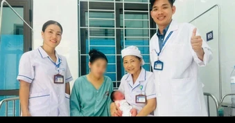Cấp cứu sản phụ nguy kịch sau khi sinh con trên xe khách