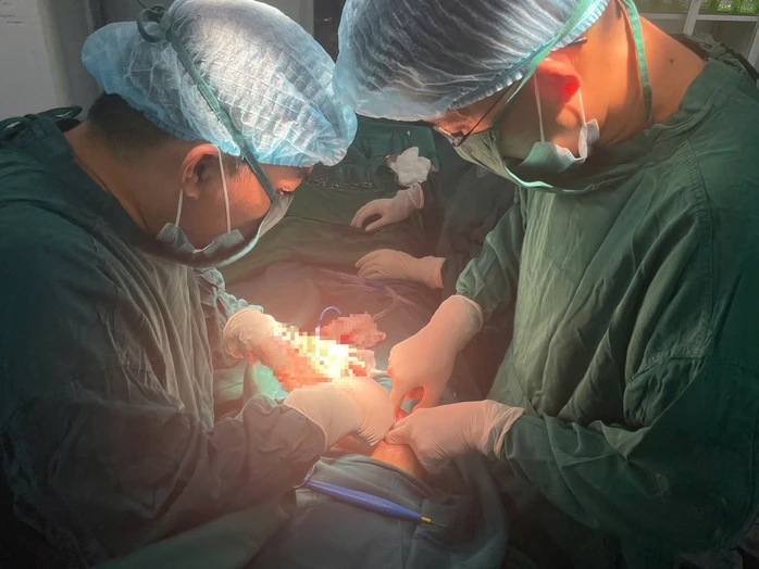 Cấp cứu thành công sản phụ bị u nang buồng trứng biến chứng xoắn hoại tử