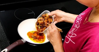 Cặp vợ chồng cùng mắc ung thư, bác sĩ chỉ ra thói quen ăn uống phổ biến