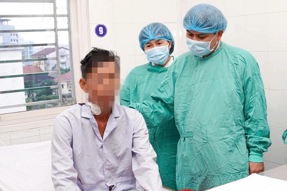 Cắt bỏ 2 thận đa nang nặng gần 10kg, ghép tạng trong một lần phẫu thuật