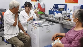 Cắt nửa liều thuốc, giấu bệnh vì 'không muốn làm phiền con'