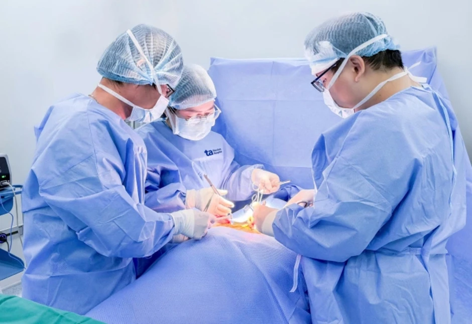 Cắt toàn bộ tuyến giáp triệt căn ung thư - Báo TinVina