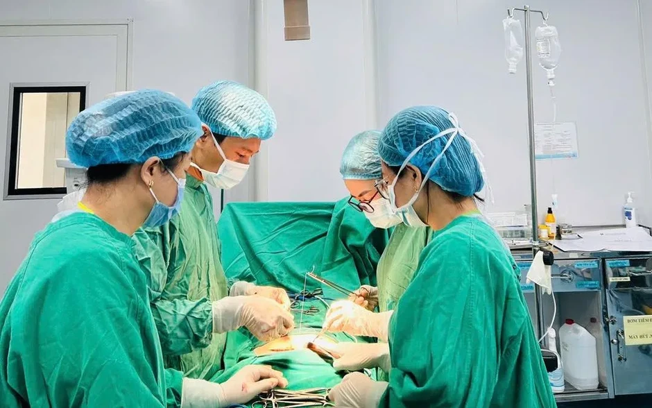 Cắt tử cung toàn phần, loại bỏ khối u lớn cho bệnh nhân 50 tuổi