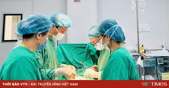 Cắt tử cung toàn phần, loại bỏ khối u lớn cho bệnh nhân 50 tuổi