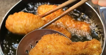 Cậu bé 14 tuổi rơi vào nguy kịch sau khi ăn liền lúc 6 chiếc đùi gà và vài miếng thịt lợn kho