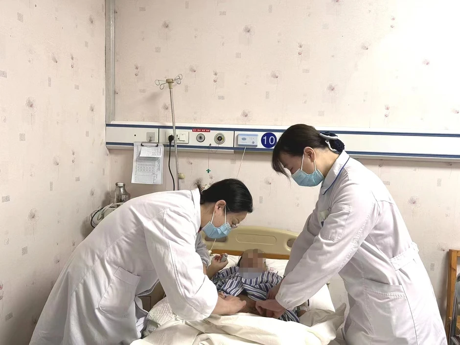 Cậu bé 14 tuổi suy thận rồi qua đời vì loại đồ uống "vạn người mê" Cậu bé 14 tuổi suy thận rồi qua đời vì loại đồ uống "vạn người mê"