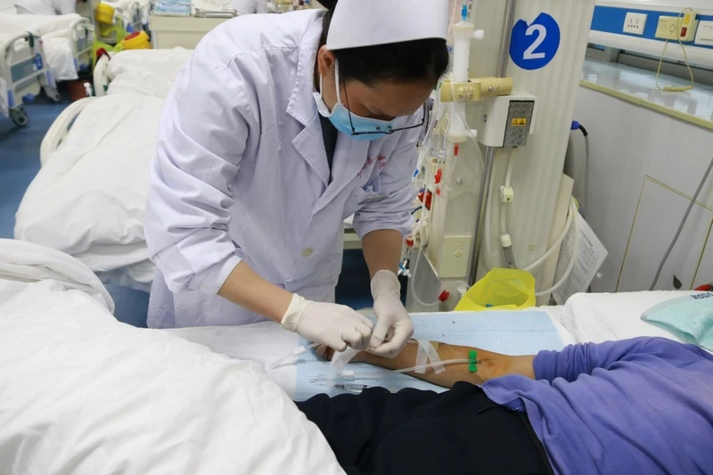 Cậu bé 14 tuổi thận đã hỏng 98%, suy thận cấp vì loại nước người trẻ "mê như điếu đổ"