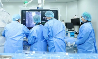 Cấy máy tạo nhịp tim không dây thế hệ mới cho cụ ông - Báo TinVina