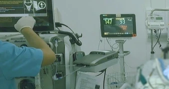 Cha đốt nhà, bé trai 5 tuổi được mẹ ôm chặt níu giữ sinh mạng giữa biển lửa