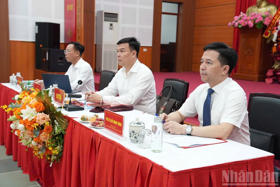 Chăm sóc người cao tuổi từ y tế cơ sở nhằm thích ứng với già hóa dân số Chăm sóc người cao tuổi từ y tế cơ sở nhằm thích ứng với già hóa dân số