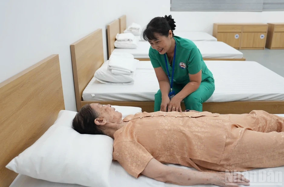Chăm sóc người cao tuổi từ y tế cơ sở nhằm thích ứng với già hóa dân số Chăm sóc người cao tuổi từ y tế cơ sở nhằm thích ứng với già hóa dân số
