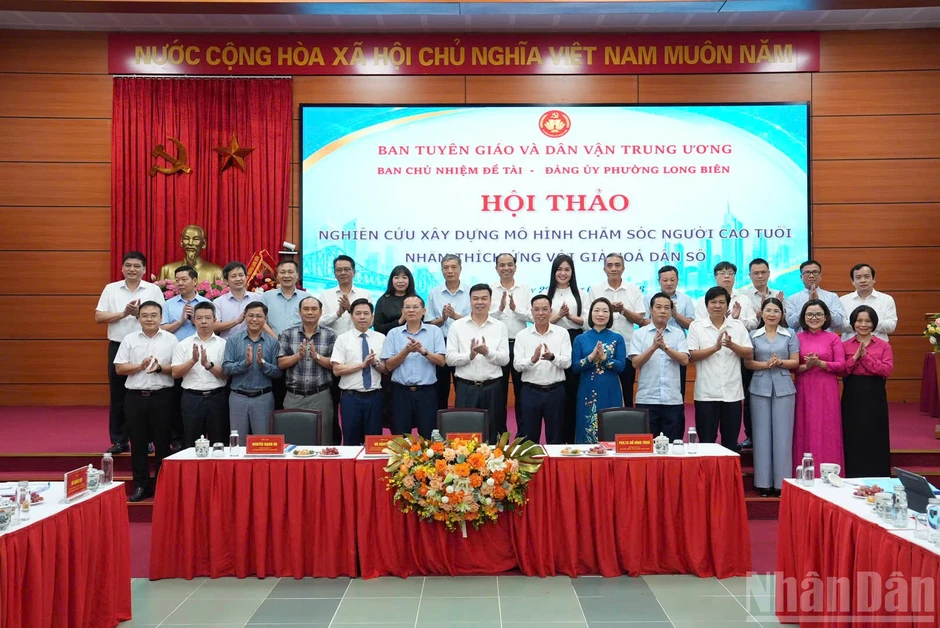 Chăm sóc người cao tuổi từ y tế cơ sở nhằm thích ứng với già hóa dân số Chăm sóc người cao tuổi từ y tế cơ sở nhằm thích ứng với già hóa dân số