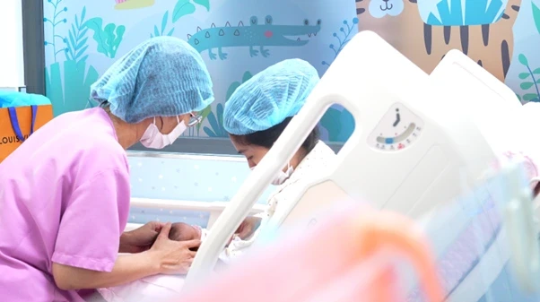 Chăm sóc sơ sinh lấy gia đình làm trung tâm:Liệu pháp 'kỳ diệu' cho não bộ trẻ Chăm sóc sơ sinh lấy gia đình làm trung tâm:Liệu pháp 'kỳ diệu' cho não bộ trẻ