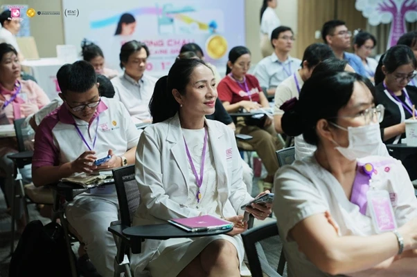 Chăm sóc sơ sinh lấy gia đình làm trung tâm:Liệu pháp 'kỳ diệu' cho não bộ trẻ Chăm sóc sơ sinh lấy gia đình làm trung tâm:Liệu pháp 'kỳ diệu' cho não bộ trẻ