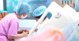 Chăm sóc sơ sinh lấy gia đình làm trung tâm:Liệu pháp 'kỳ diệu' cho não bộ trẻ