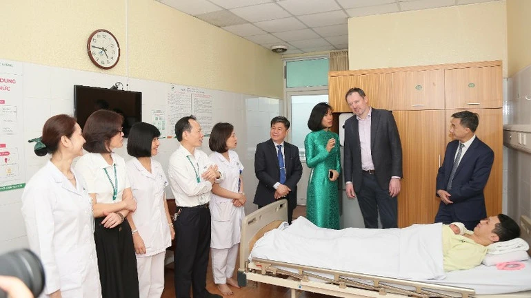 Chăm sóc sức khỏe bà mẹ và trẻ em là một trong những đầu tư hiệu quả nhất cho tương lai Chăm sóc sức khỏe bà mẹ và trẻ em là một trong những đầu tư hiệu quả nhất cho tương lai