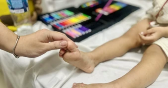 Chăm sóc trẻ mắc tay chân miệng tại nhà