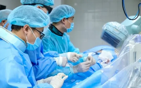 Chân sưng đau đột ngột có thể nguy hiểm đến tính mạng