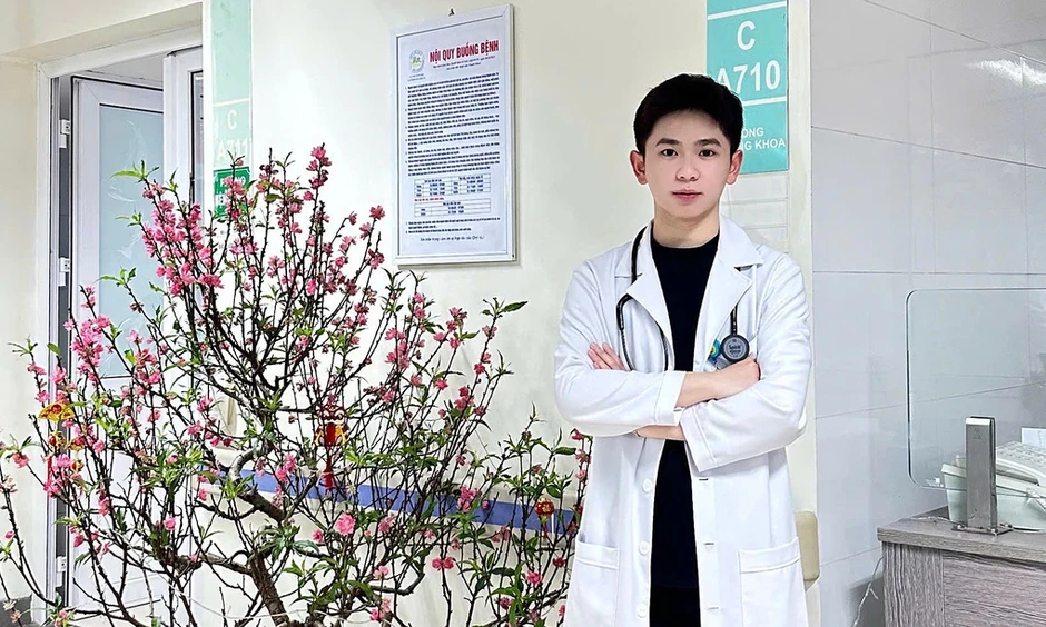 Chàng sinh viên y khoa ép tim cứu người bất tỉnh bên đường Chàng sinh viên y khoa ép tim cứu người bất tỉnh bên đường