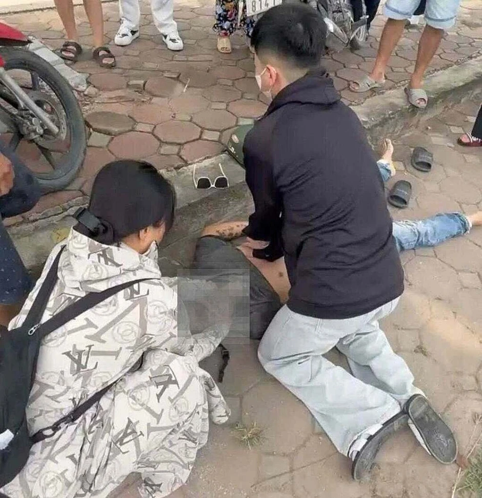 Chàng sinh viên y khoa ép tim cứu người bất tỉnh bên đường Chàng sinh viên y khoa ép tim cứu người bất tỉnh bên đường