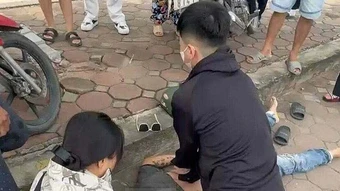 Chàng sinh viên y khoa ép tim cứu người bất tỉnh bên đường
