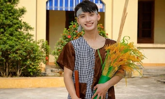 Chàng trai 19 tuổi 'làm mẹ' sưởi ấm bé sinh non