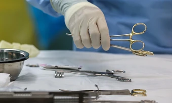 Chàng trai suýt mất tinh hoàn vì cố chịu đau qua đêm