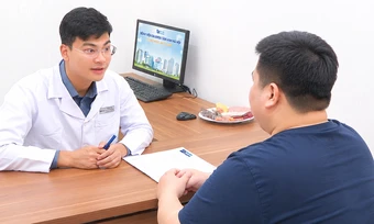 Chàng trai tăng 20 kg trong một năm - Báo TinVina