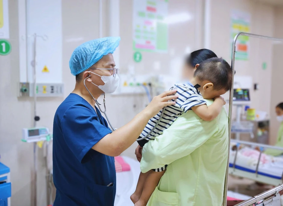 Cháu bé 2 tuổi phải cấp cứu vì ăn lá lộc mại chữa táo bón Cháu bé 2 tuổi phải cấp cứu vì ăn lá lộc mại chữa táo bón