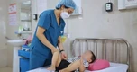 Cháu bé 2 tuổi phải cấp cứu vì ăn lá lộc mại chữa táo bón