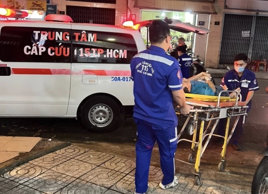 Chạy xe máy đi khám, người đàn ông gục ngã trước cửa phòng mạch Chạy xe máy đi khám, người đàn ông gục ngã trước cửa phòng mạch