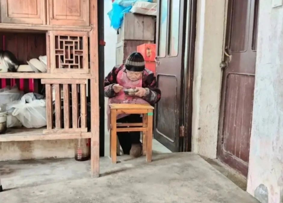 Chế độ ăn ngủ đặc biệt của cụ bà 50 năm không phải đi viện Chế độ ăn ngủ đặc biệt của cụ bà 50 năm không phải đi viện