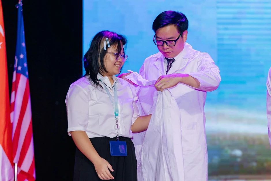 Chiếc áo blouse sau 9 cuộc phẫu thuật: Cái kết đặc biệt của cô gái từng suýt mất 1 chân vì ung thư xương