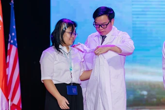 Chiếc áo blouse sau 9 cuộc phẫu thuật: Cái kết đặc biệt của cô gái từng suýt mất 1 chân vì ung thư xương