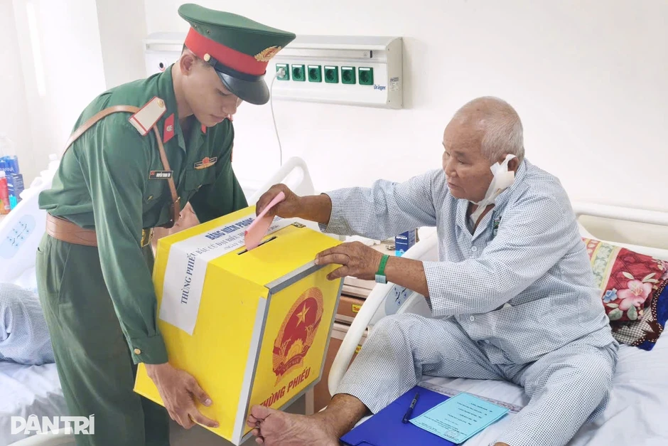 Chiến binh ung thư, cha ôm con mới sinh ở TPHCM bầu cử ngay tại bệnh viện Chiến binh ung thư, cha ôm con mới sinh ở TPHCM bầu cử ngay tại bệnh viện