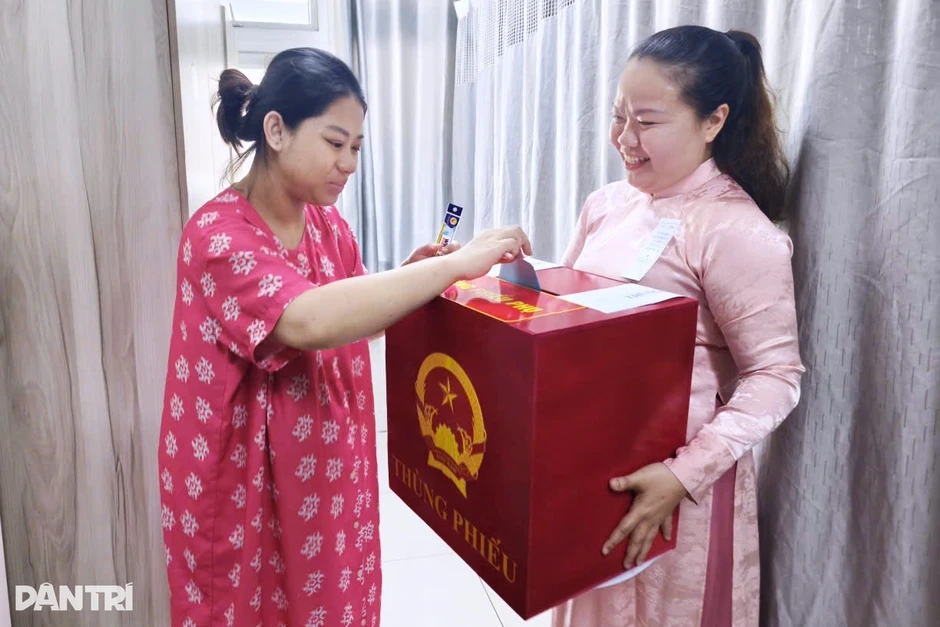 Chiến binh ung thư, cha ôm con mới sinh ở TPHCM bầu cử ngay tại bệnh viện Chiến binh ung thư, cha ôm con mới sinh ở TPHCM bầu cử ngay tại bệnh viện
