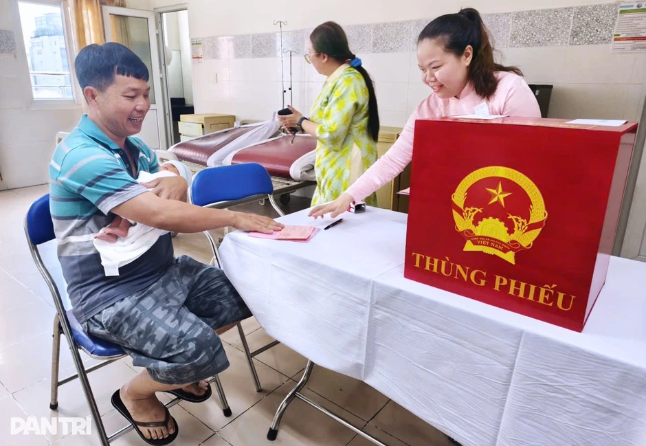 Chiến binh ung thư, cha ôm con mới sinh ở TPHCM bầu cử ngay tại bệnh viện Chiến binh ung thư, cha ôm con mới sinh ở TPHCM bầu cử ngay tại bệnh viện