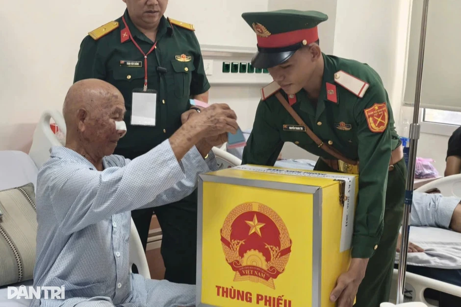 Chiến binh ung thư, cha ôm con mới sinh ở TPHCM bầu cử ngay tại bệnh viện Chiến binh ung thư, cha ôm con mới sinh ở TPHCM bầu cử ngay tại bệnh viện